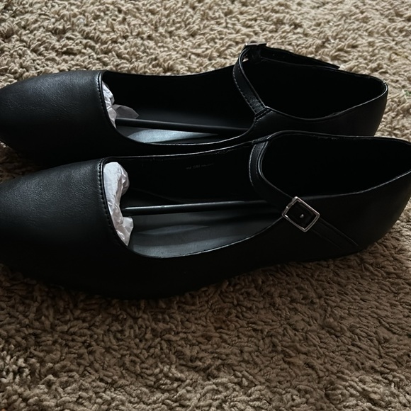 Black flats,very good condition,never worn size 10 - Picture 3 of 4